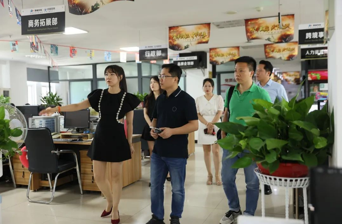 百度渠道銷售發(fā)展部總經(jīng)理丁燦彪先生攜百度領(lǐng)導(dǎo)一行，蒞臨洛陽市青峰網(wǎng)絡(luò)科技有限公司進(jìn)行考察、指導(dǎo)工作
